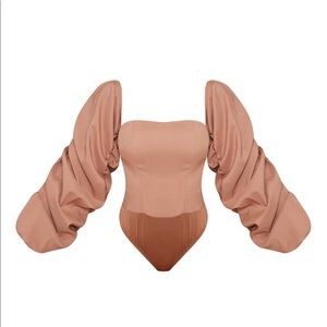 NWT PrettyLittleThing Mocha Dusty Rose Bardot Ruched Balloon Sleeve Bodysuit